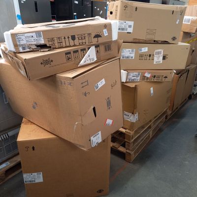 de nombreux cartons empilés les uns sur les autres dans un entrepôt