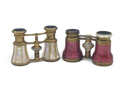 trois jumelles anciennes en laiton et verre rouge sur fond blanc