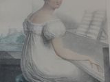 une photo d'une femme assise au piano