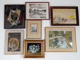 de nombreux tableaux encadrés accrochés au mur au-dessus d'un lit