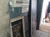 un tableau noir accroché au mur à côté d'une porte