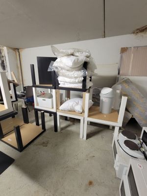 Environ dix-sept tables d'appoint IKEA en bois lamifié noir,…