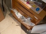 un tiroir rempli de papier toilette et d'autres articles