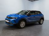 Un SUV bleu est garé dans une grande pièce.
