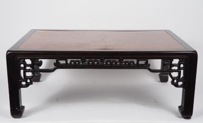 Table basse de style Extrême Orient en loupe et bois verni.