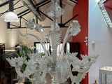 un grand lustre en verre au milieu d'une pièce