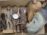 une boîte en carton remplie d'œuvres d'art diverses