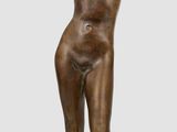 statue en bronze représentant une femme se tenant la tête entre les mains