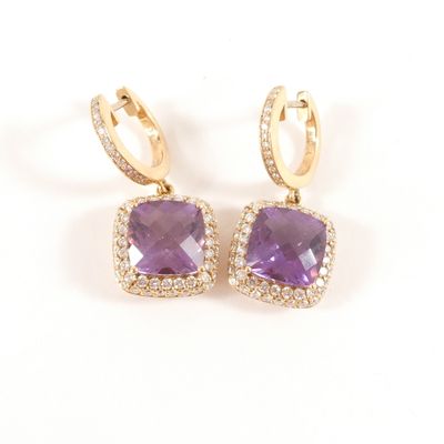 une photo d'une paire de boucles d'oreilles en améthore et en diamant