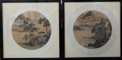 deux tableaux asiatiques représentant des montagnes et des arbres, dans un cadre noir