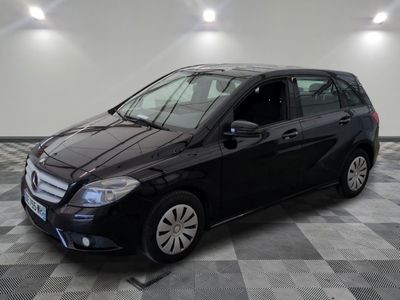 La Mercedes Classe B est garée sur un sol carrelé à motif damier