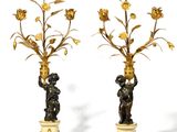 paire de bougeoirs anciens en bronze et marbre, ornés de chérubins et de fleurs
