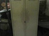 une armoire haute dans un coin de la pièce