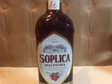 une bouteille d'alcool posée sur une table