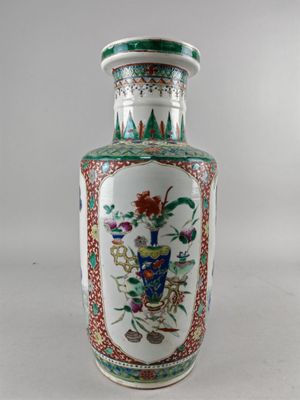 un vase orné d'un motif représentant un oiseau et des fleurs