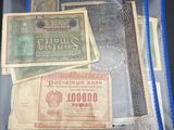 beaucoup de vieux billets de banque dans un sac transparent