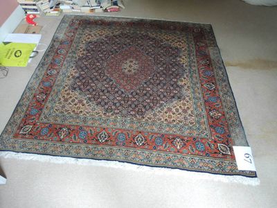 un grand tapis oriental sur le sol d'une pièce