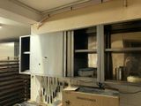 une cuisine où il y a tout un tas de cartons sur le plan de travail