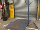 une photo d'un parking avec un parcmètre au milieu
