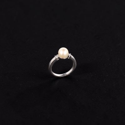 Bague en platine (850e), ornée d'une perle de culture bouton…