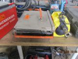 beaucoup d'outils posés sur une table dans un garage