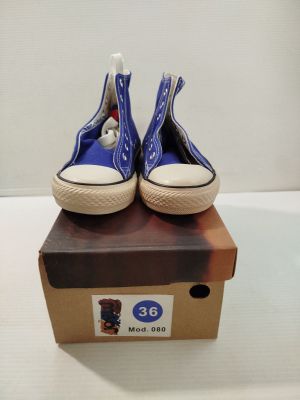 une paire de chaussures bleues posée sur une boîte, elle-même posée sur une surface blanche