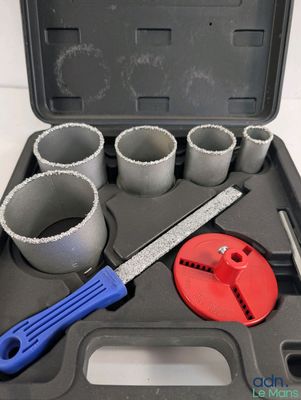 un outil dans une boîte à outils contenant des outils
