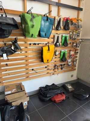 une pièce où sont accrochés au mur tout un tas de sacs