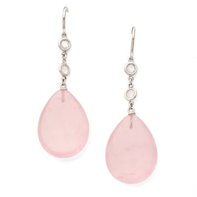 une paire de boucles d'oreilles en verre rose avec des crochets en argent, sur fond blanc