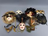 les nombreux masques différents qui se trouvent sur la table