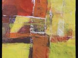 une peinture abstraite représentant une croix sur un fond jaune et rouge
