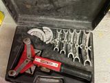 une boîte à outils contenant des outils, posée sur le sol