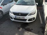 des voitures garées les unes à côté des autres sur un parking par une journée ensoleillée