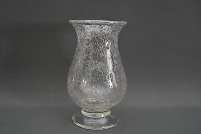 un vase en verre posé sur une table