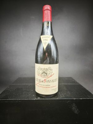 la bouteille de vin est posée sur une boîte noire