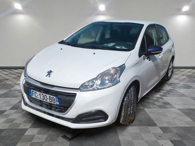 la voiture blanche est garée dans le garage sur le sol en damier