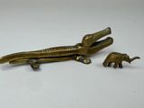 un petit alligator et un petit éléphant sur un fond blanc