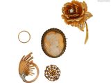 plusieurs bijoux, dont une bague, une broche et une fleur