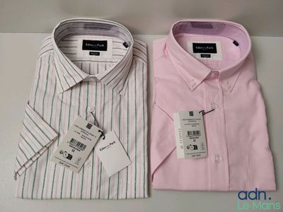 deux chemises pour homme, encore étiquetées, posées l'une à côté de l'autre