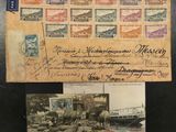 une vieille carte postale sur laquelle sont collés de nombreux timbres