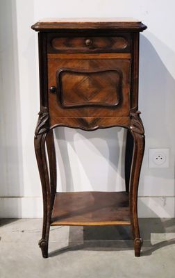 Chevet en bois naturel mouluré. Style Napoléon III.