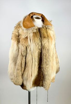 une image d'un manteau de fourrure sur un mannequin