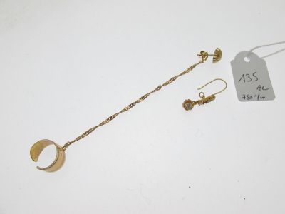 deux paires de boucles d'oreilles en or et une chaîne en or