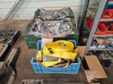 de nombreuses caisses d'outils posées par terre dans le garage