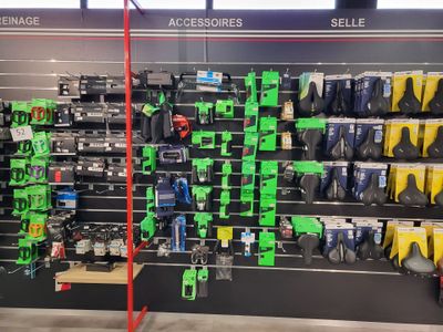 de nombreux modèles de skis exposés dans un magasin