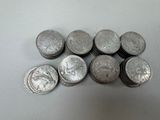 une pile de pièces d'argent sur une table
