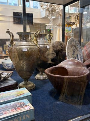 de nombreux vases et bols exposés dans une vitrine