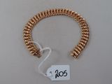 Gros plan sur un bracelet en or portant une étiquette