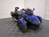 une photo d'une moto bleue et noire garée sur un sol à damier