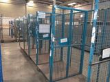une grande pièce où se trouvent de nombreuses cages